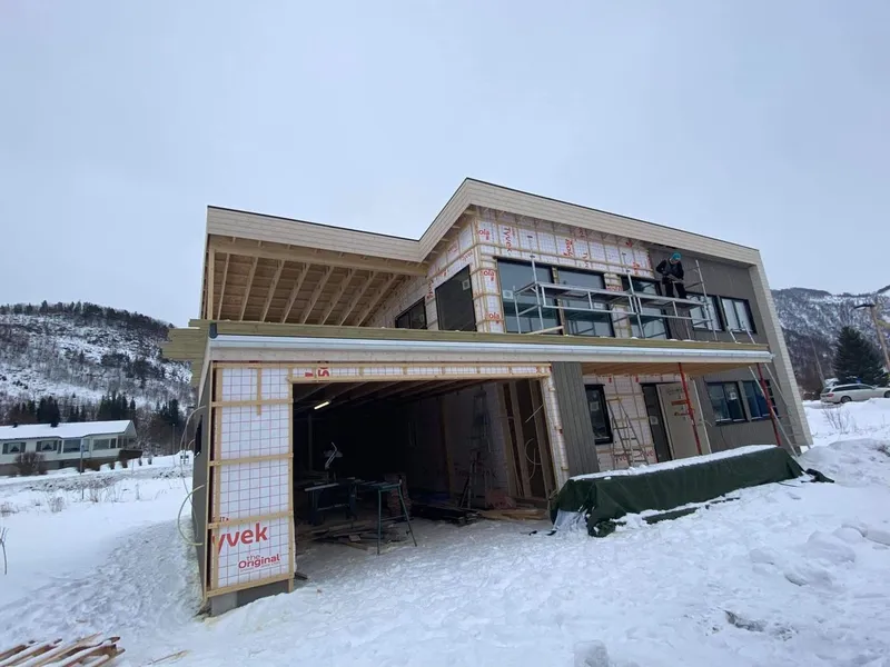 Toetasjes hus under oppføring i vinterlandskap