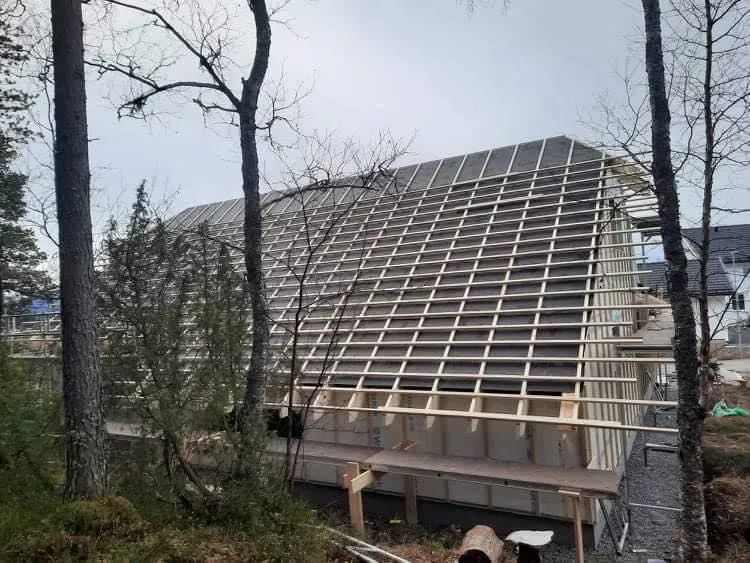 Taklekter på hus under oppføring