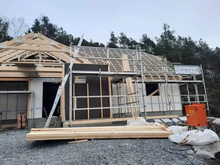 Hus med montert bindingsverk og takstoler