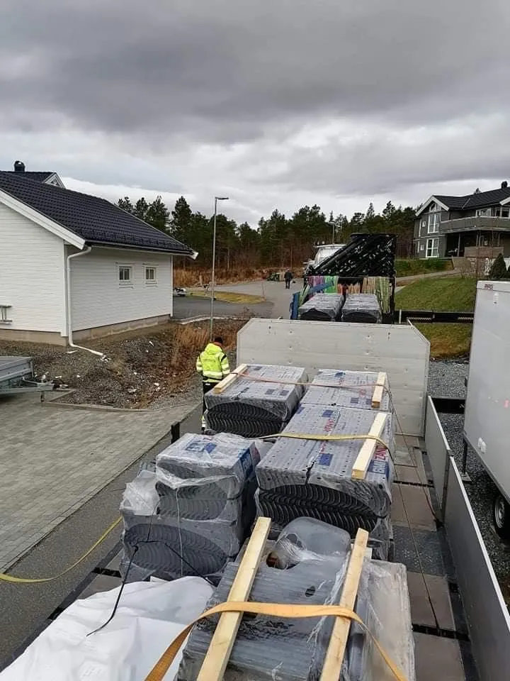 Materialer på byggeplass ved bolig