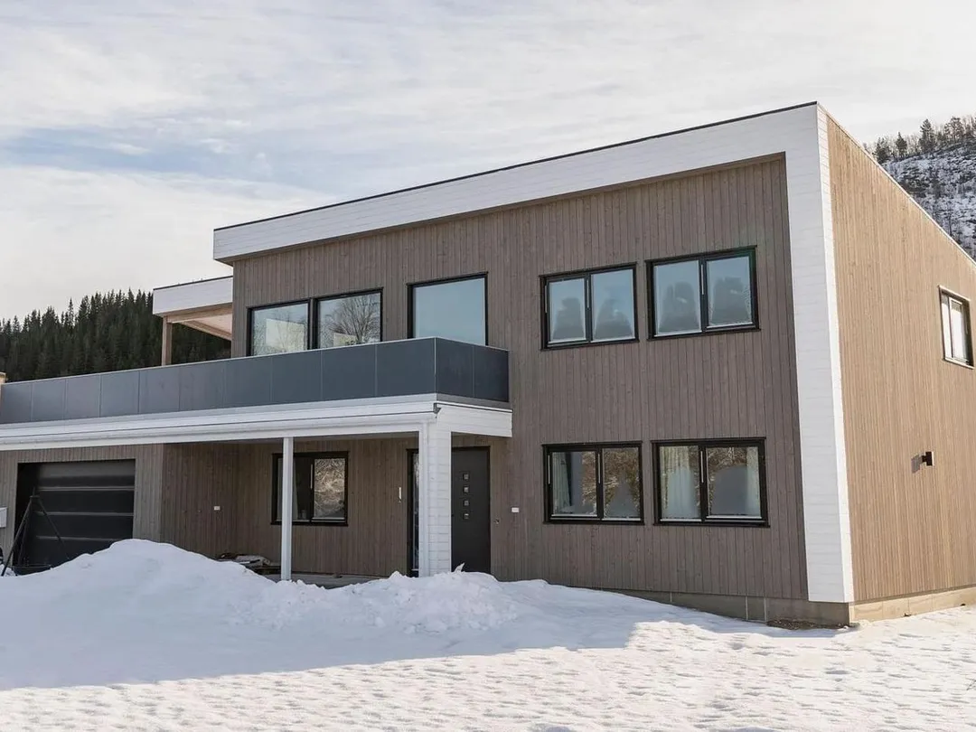 Fasade på toetasjes bolig