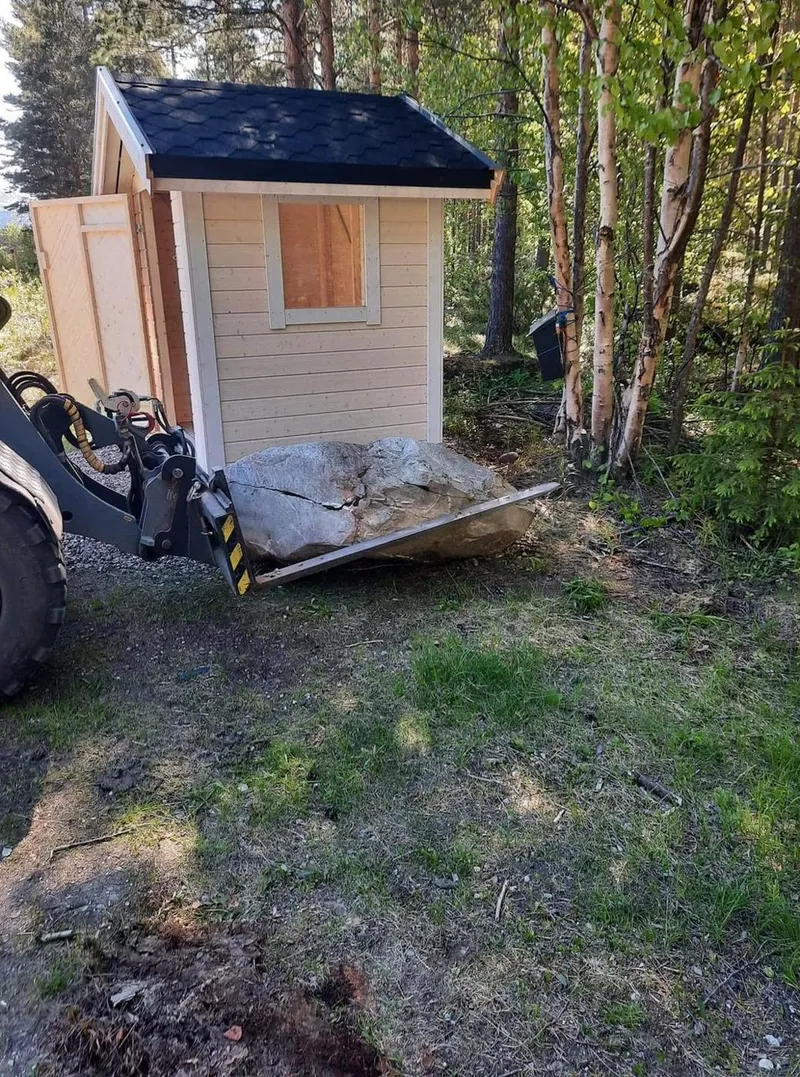 Lite trebygg kledd med vindsperre