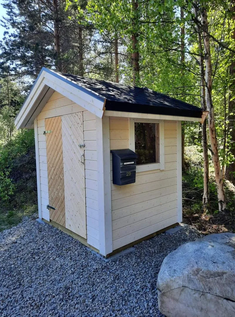 Ferdig lite trebygg med vindu