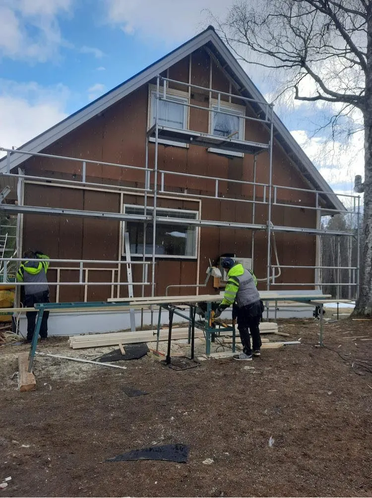 Arbeid med utvendig kledning fra stillas