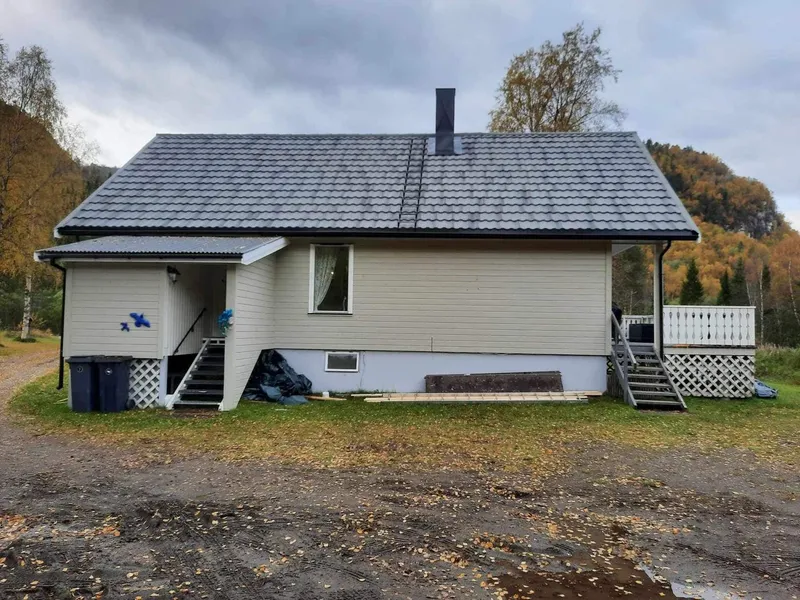 Hvit bolig med mørk takstein