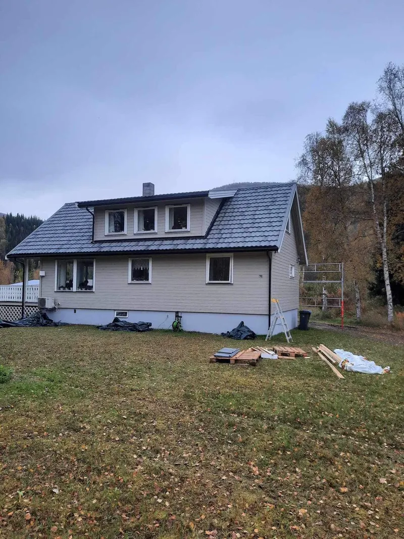 Ferdig hvit bolig med to etasjer