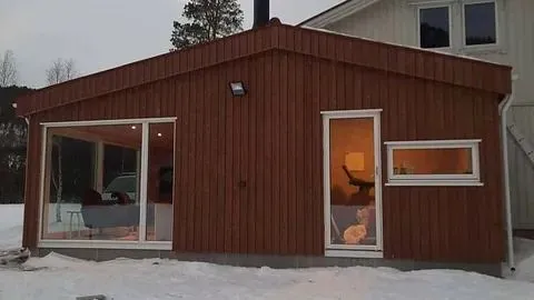 Trekledd inngangsparti med overbygg
