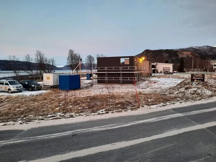 Fundament og byggeplass med snø